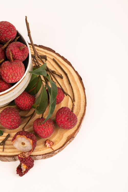 原木底墊荔枝夏季水果鮮果美食攝影圖 攝影